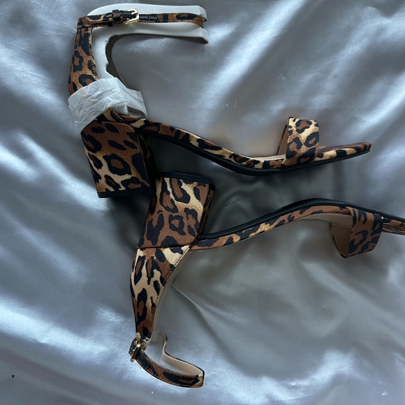 New Unisa Leopard print Sandals with heels in size 10. - Picture 2 of 3